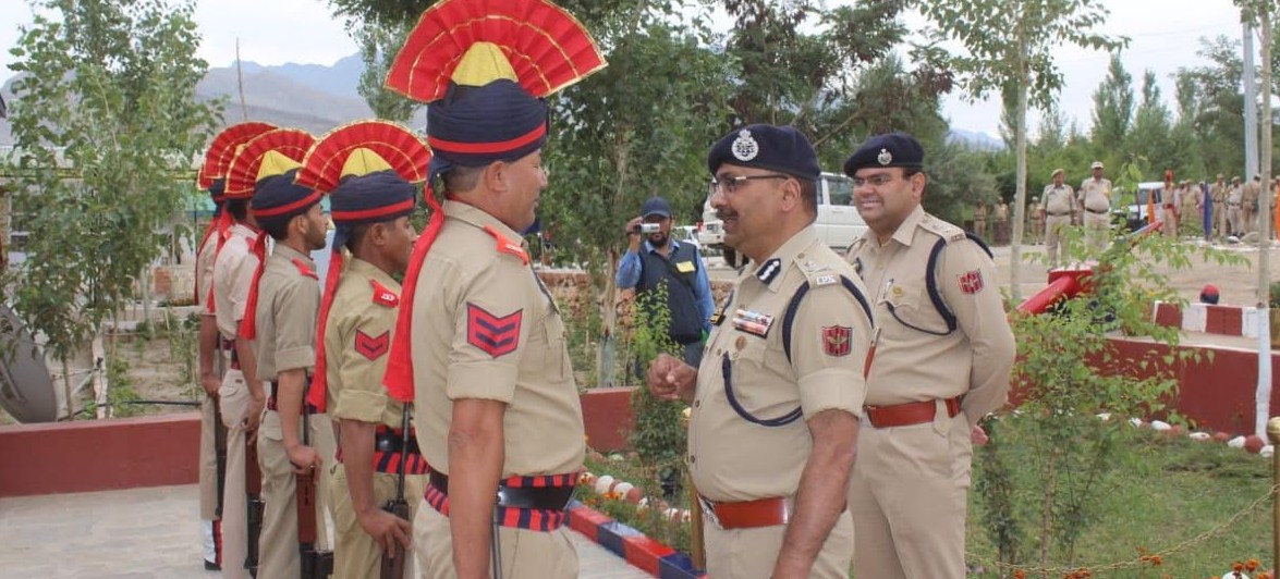 DGP visits South Kashmir districts, reviews security scenario