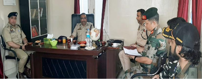 DGP visits Ganderbal, Sumbal and Hajin, reviews security scenario