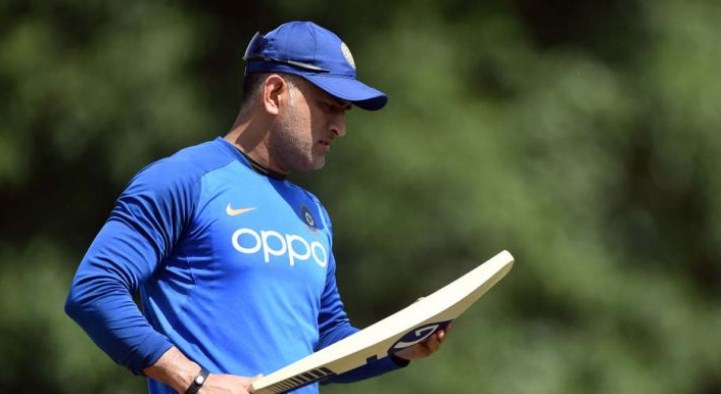 Dhoni go-slow against England stirs Indian fan fury