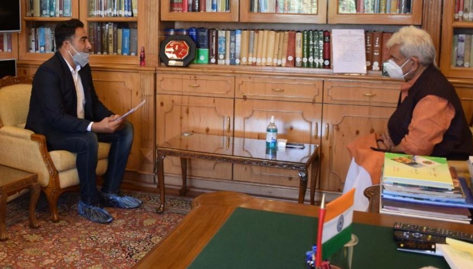  Dronacharya Awardee, Kuldeep Handoo and prominent Kayaking & Canoeing Coach, Bilquis Mir call on Lt Governor