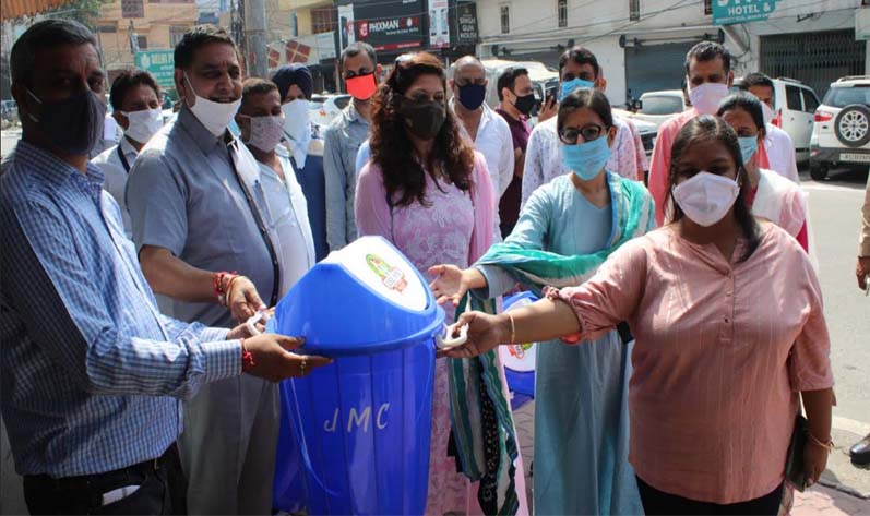 Municipal Corporation distributed dustbins to the shopkeepers of Residency Road