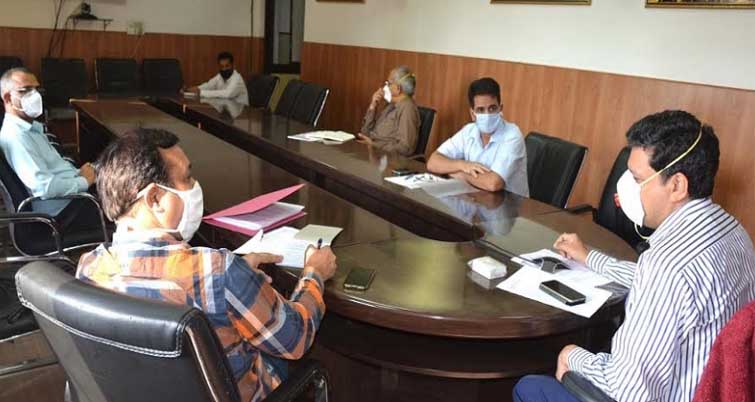 Return of Labourers: Div Com reviews arrangements for movement of labourers from Kashmir to Katra