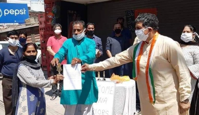 Jugal felicitates Cleanliness Workers as Corona Warriors at Talab Tillo