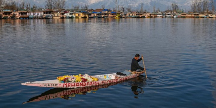 J&K  High Court issues directions for restoring and preserving the world-famous Dal Lake