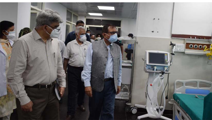 Advisor Bhatnagar Pays emergency visit to GMC Jammu, inspects COVID wards, other facilities