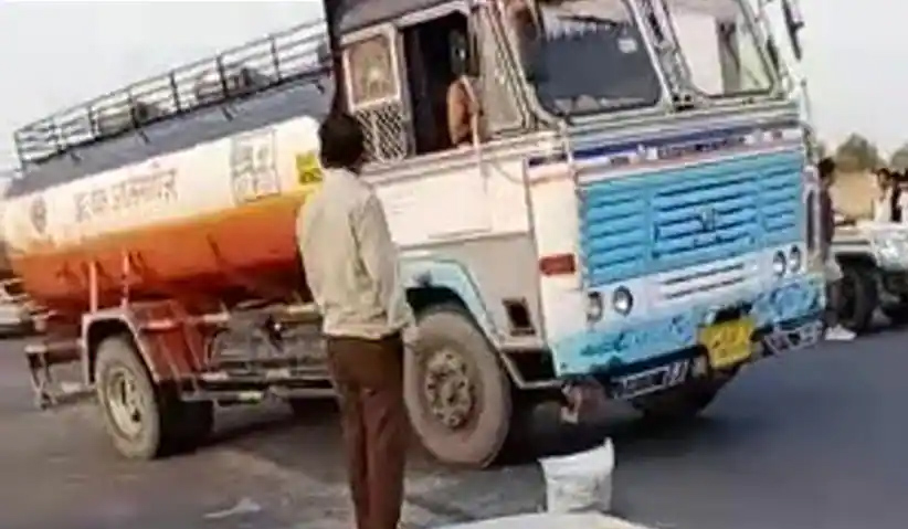 11 killed in van-truck collision