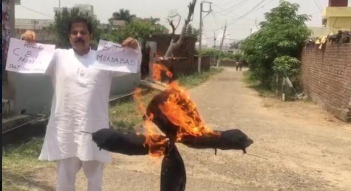 Harsh Dev torches the effigy of BJP govt., seeks CBI probe in Seoj Dhar murder case