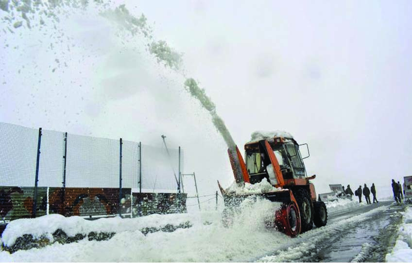 Efforts on to restore Jammu-Srinagar highway, fresh snowfall predicted in Valley
