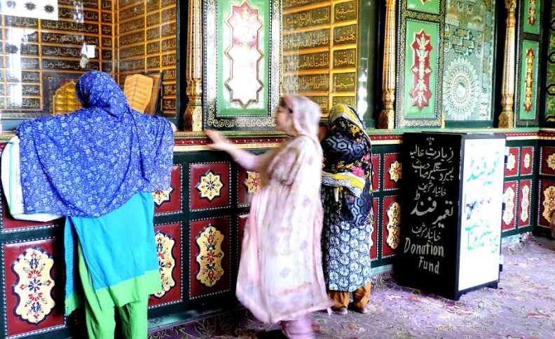 Worship places reopens in Kashmir after remaining closed since March due to COVID