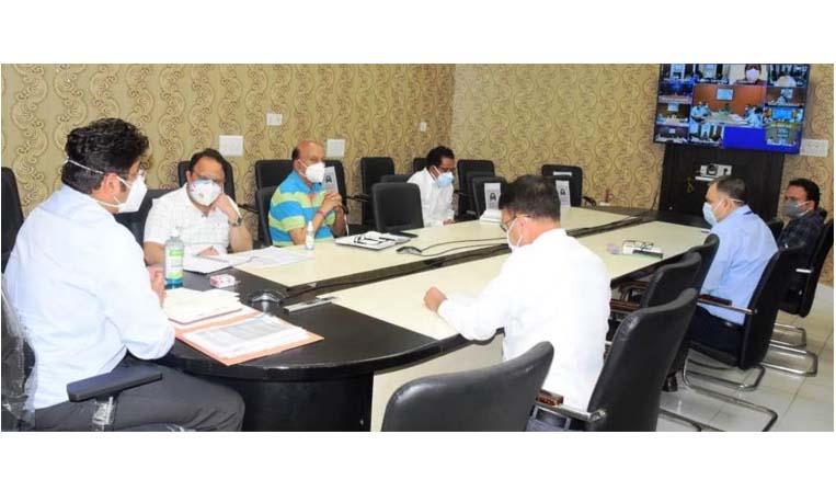 Div Com Jammu reviews Covid situation, management measures in districts