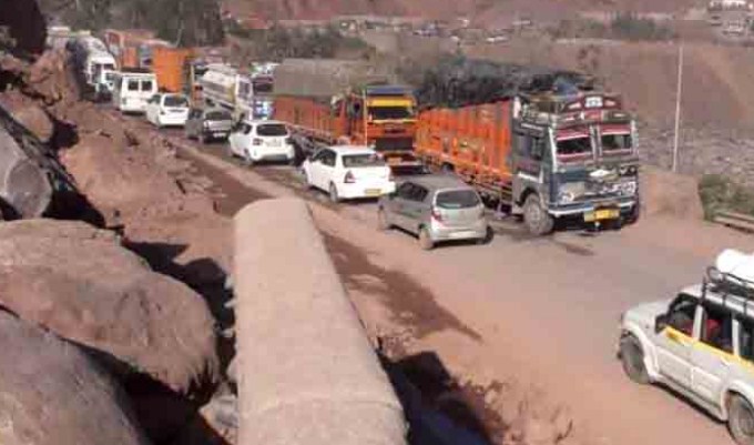 No traffic on Srinagar-Jammu highway, Mughal road remains shut