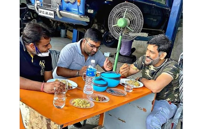 IPL 2021: MS Dhoni enjoys lunch with old friends, picture goes viral on social media