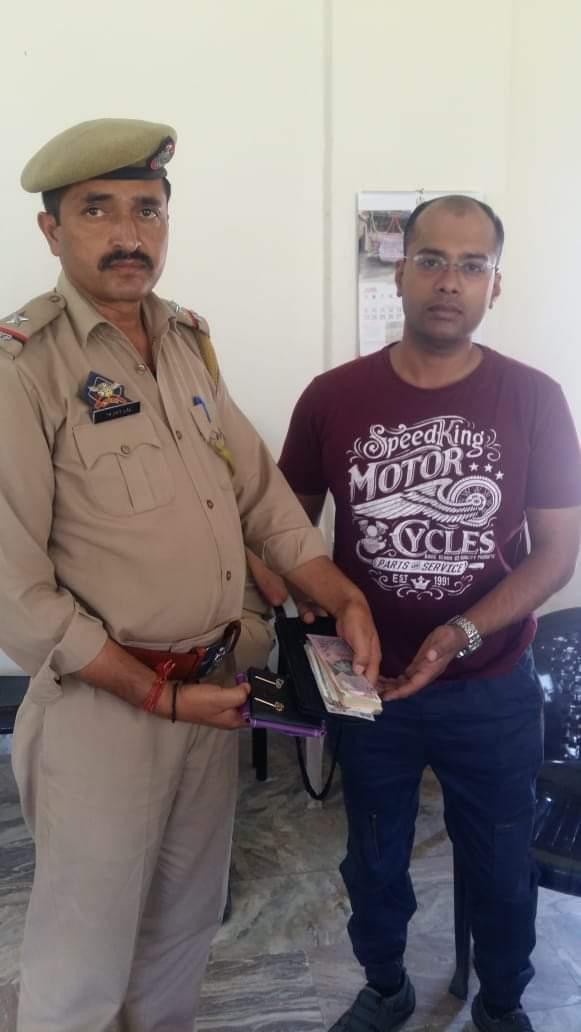 GRP displays act of honesty returns cash and valuables to owner