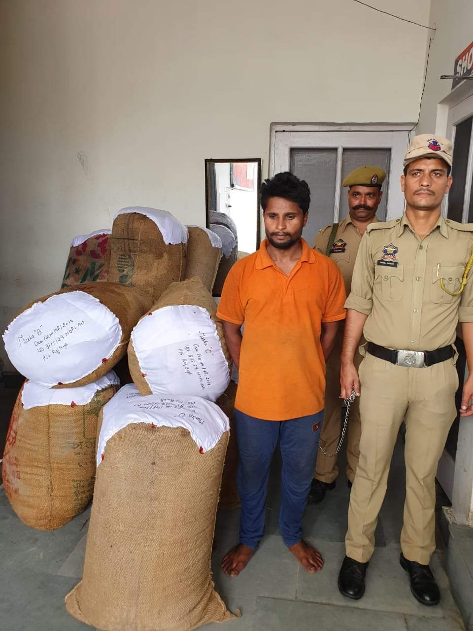 Interstate Narco Smuggler held with 580 Kgs poppy straw at Rajbagh Kathua 