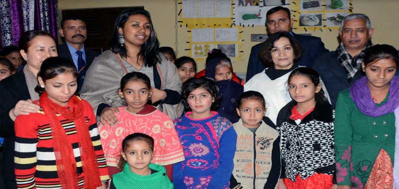 First Lady Smita Murmu visits Nari Niketan, Bal Ashram at R.S.Pura