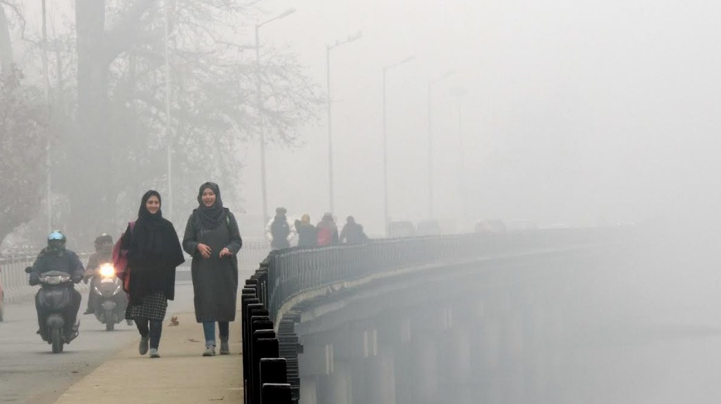 Dense fog disrupt life in Kashmir, air traffic suspended
