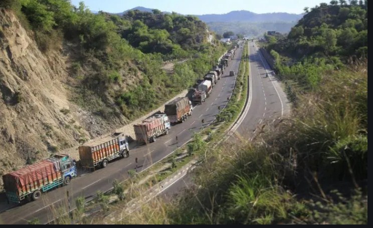 Fresh traffic allowed on Kashmir highway after clearing stranded vehicles