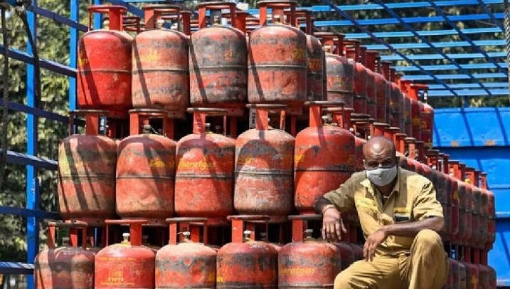 Oil marketing companies hike commercial gas cylinder price by Rs 25