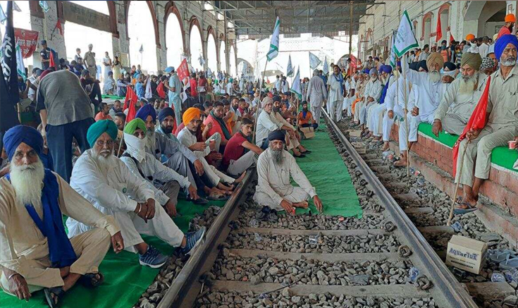 Supreme Court stays implementation of farm laws, forms 4-member panel