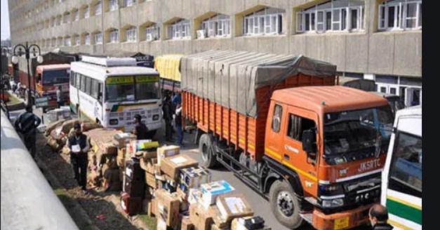 Vehicles carrying Darbar Move employees, LMVs leave Jammu for Kashmir