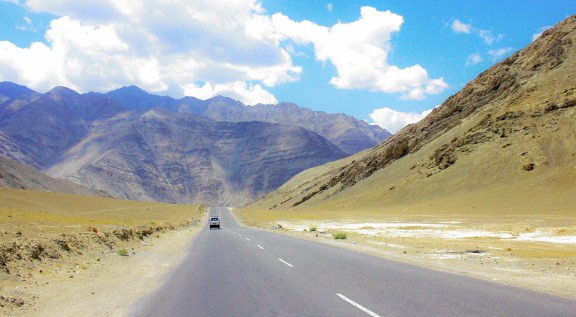 One-way traffic resumes on Srinagar-Leh NHW