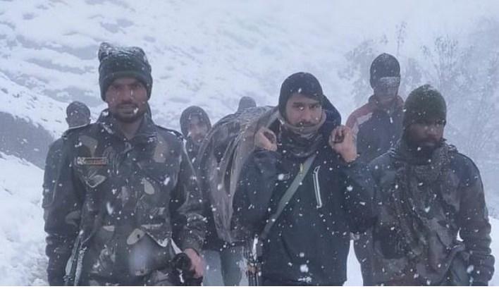 J&K: Indian Army rescues pregnant woman; amid snowfall jawans carried her on shoulders for 5 km in Kupwara village