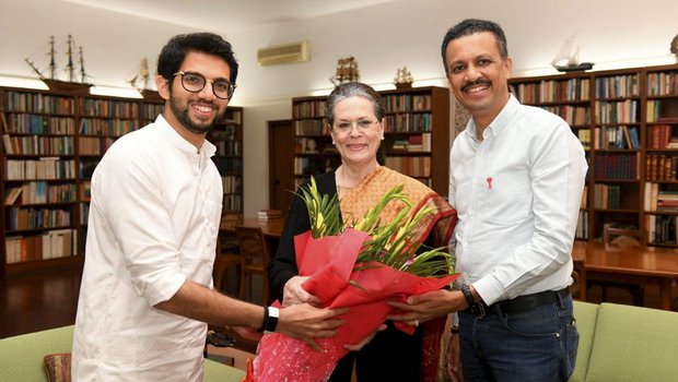Gandhis Skip Uddhav Thackeray's Oath, BJP says 'Gandhis ashamed' 