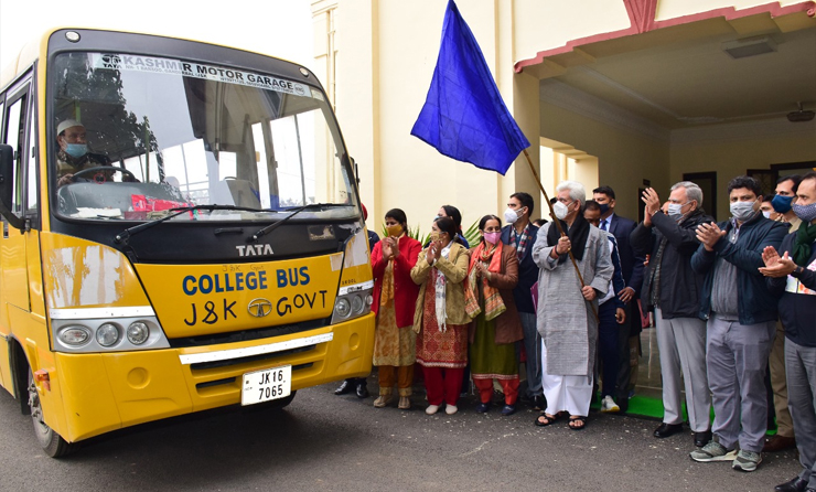 Lt Governor flags off Girls Contingent for 15 day Ski Course & Training at Gulmarg