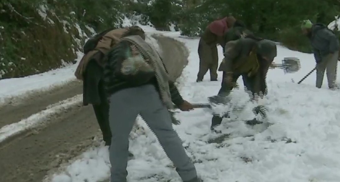 J-K: Mughal Road In Rajouri Closes After Heavy Snowfall In Higher Reaches Of Pir Panjal Range
