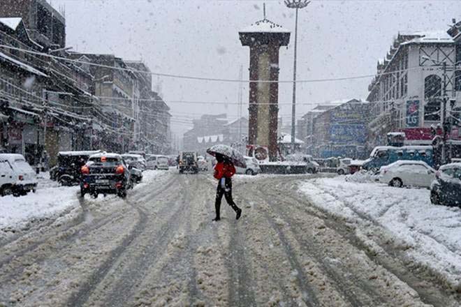 Heavy snowfall in J&K Ladakh; more snow predicted for today