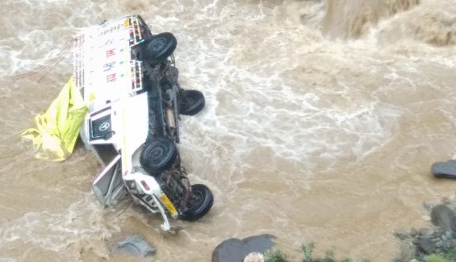 CRPF jawan hailed for rescuing critically injured civilian from gorge in Ramban