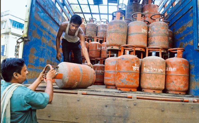 Centre reduces domestic LPG gas cylinder price by Rs 200 for all users