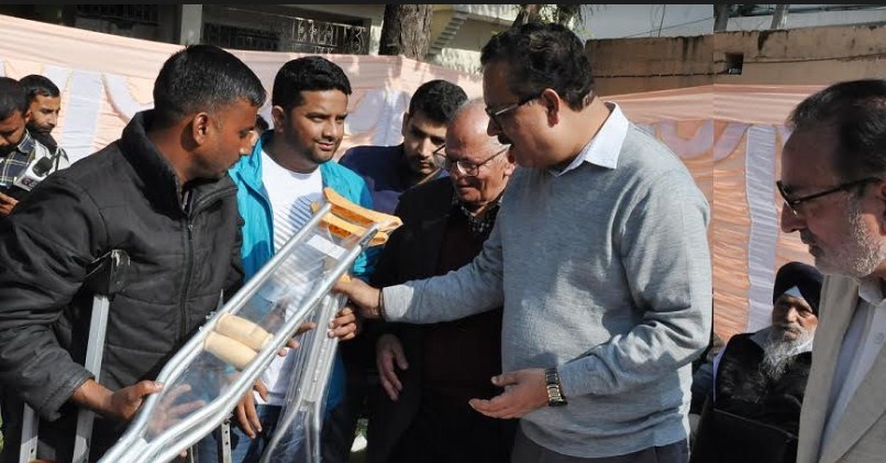 Navin Choudhary distributes blankets, hearing aid among beneficiaries
