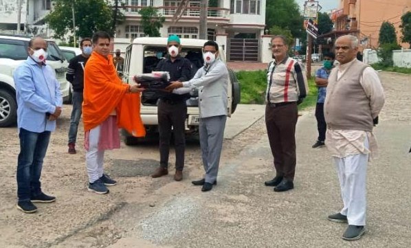 Doctor couple donates medical gear worth rupees 1 lakh to health department