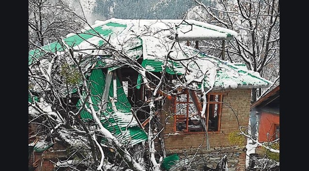 2 persons die; 7 residential houses damages in heavy snowfall in Kashmir