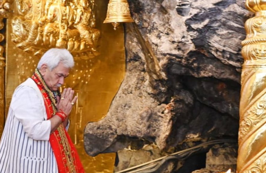 LG Sinha pays obeisance at Shri Mata Vaishno Devi Shrine