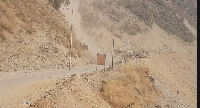 Srinagar-Jammu highway remains closed for 2nd day