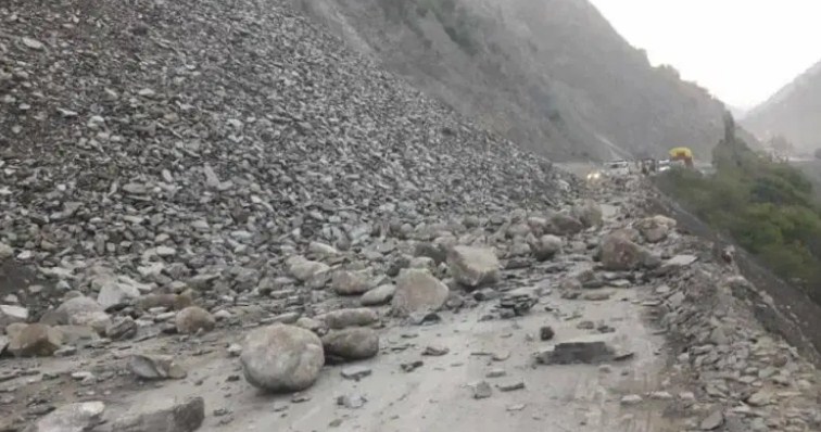 Jammu-Srinagar closed after fresh landslide in Ramban