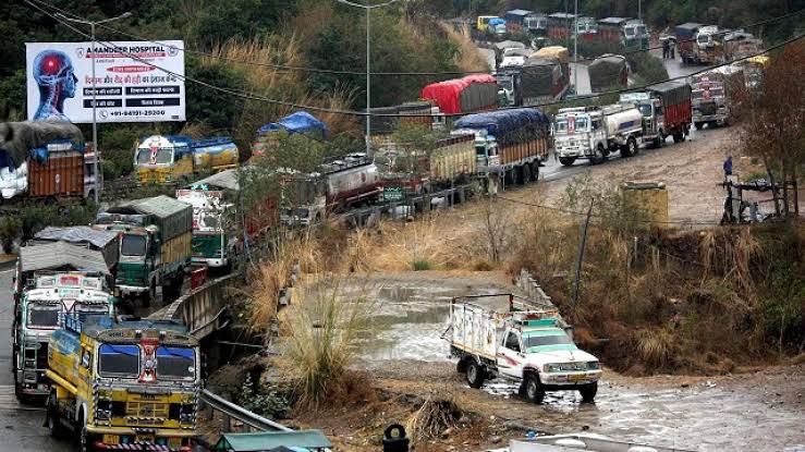 Jammu-Srinagar NH closed due to Landslides, Yatra suspended from Jammu 