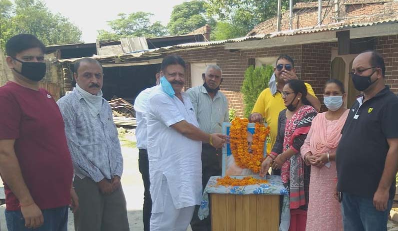  Congress leader pays tributes to Mahatma Gandhi