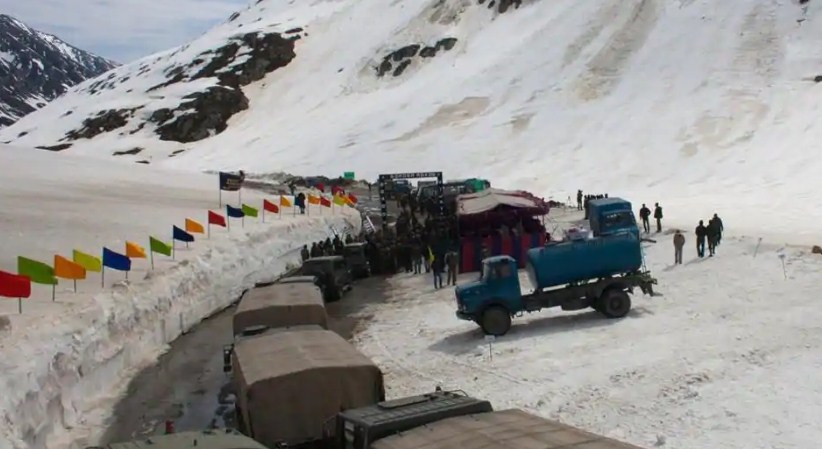 Fresh snowfall in Kashmir: Traffic suspended on Mughal Road, Srinagar-Leh highway