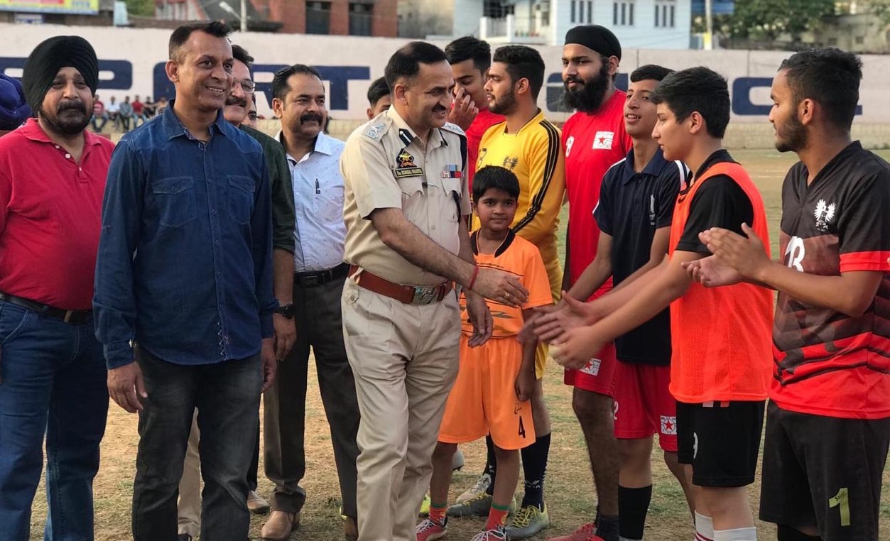 SSP Samba Koshal Sharma distributes prizes among winners