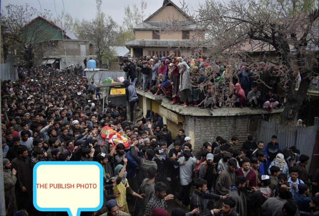 Thousand gather amid Complete shutdown for the last rites of killed militant Tariq alias ' Moulvi'