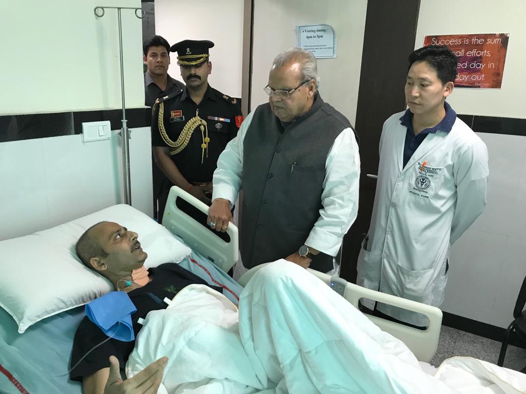 Governor visits injured DIG Amit kumar in AIIMS trauma Centre at Delhi 