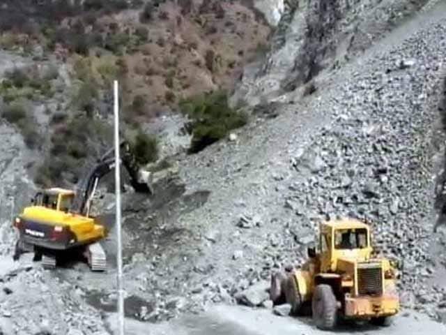 Traffic to remain suspended on Jammu Srinagar NH due to massive Landslide