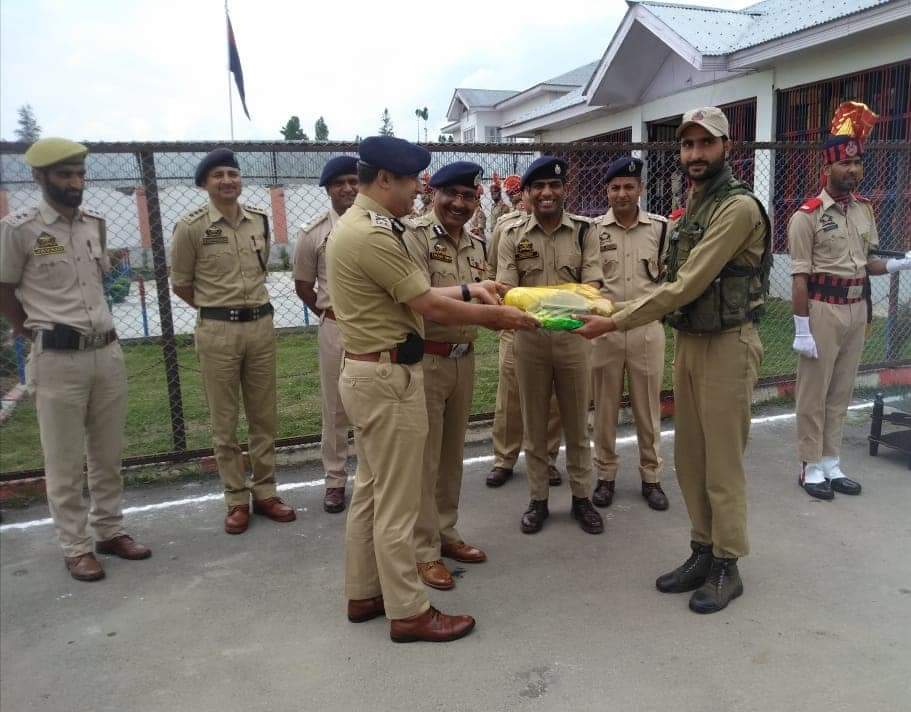 DGP J&K visits Shopian, Pulwama; Interacts with officers, Jawans  