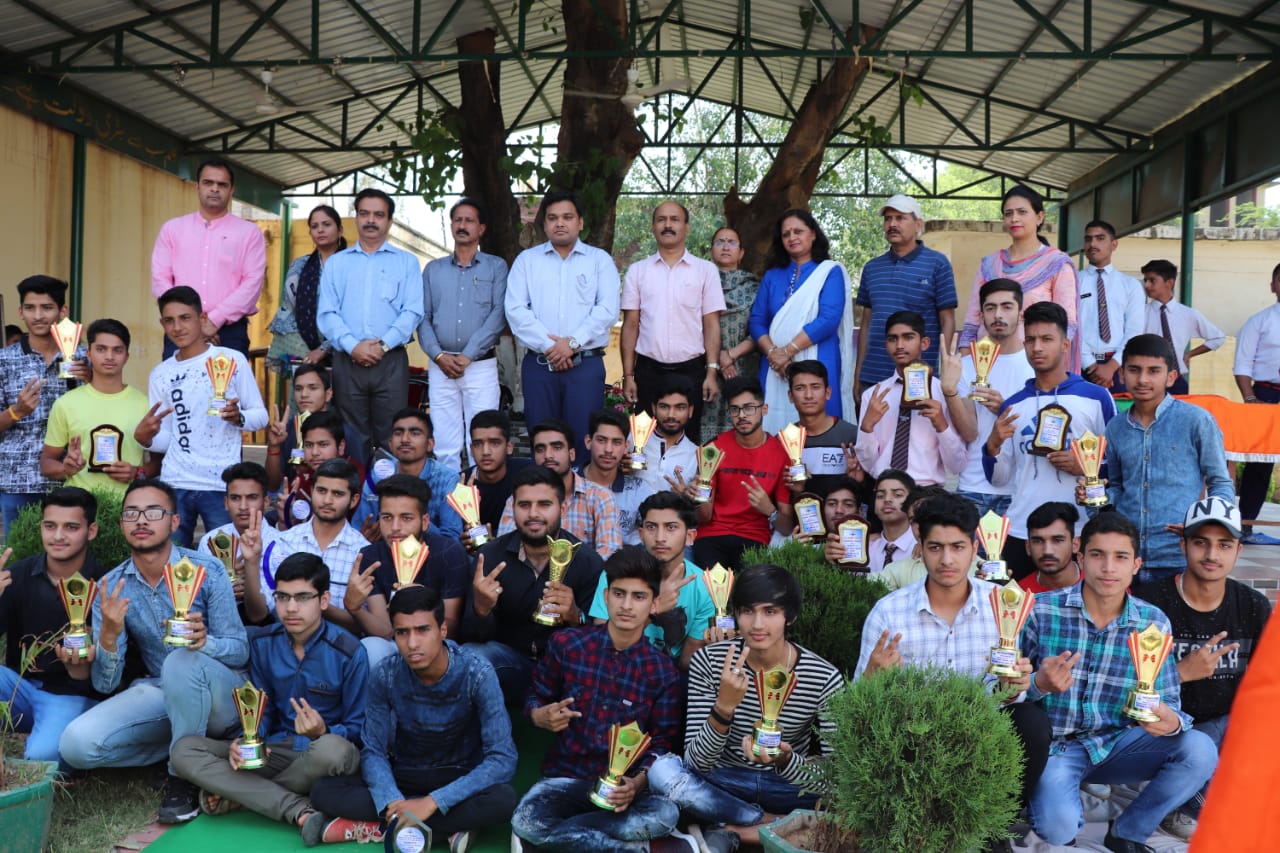 DC Udhampur felicitates meritorious students 