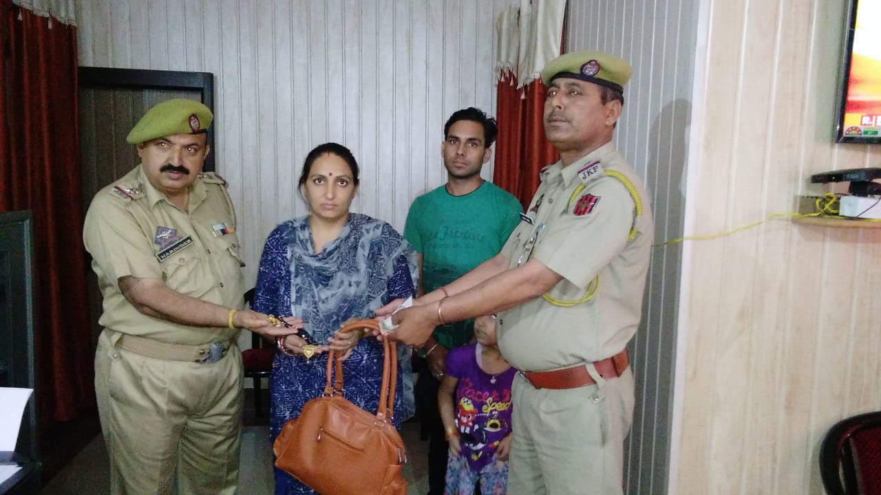 GRP Katra returns bag with ornaments and cash worth 2.5 lakh to the owner