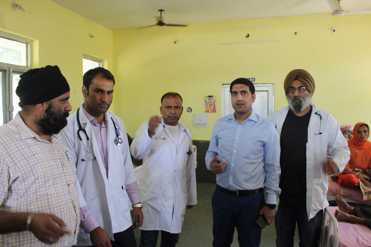 DC Rajouri makes surprise visit to SDH Nowshera, withholds salaries of 4 absentee doctors