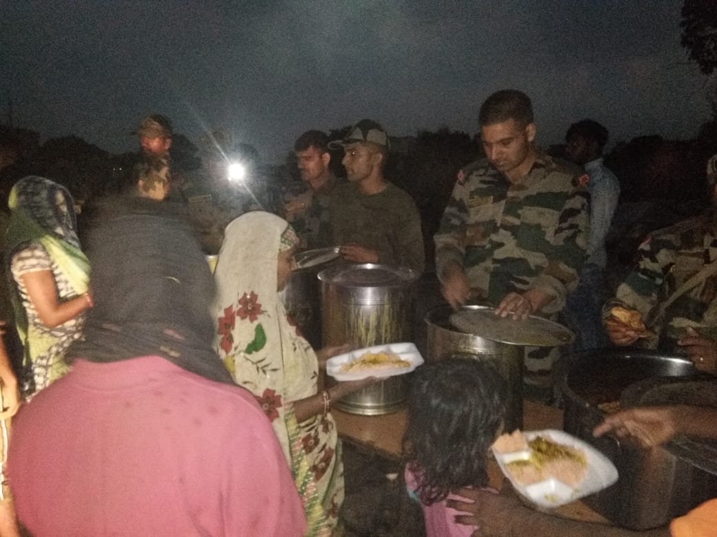 Army provides free food, relief material to slum dwellers affected by Yesterday's Fire